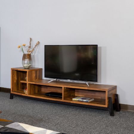 El cuerpo principal del televisor mide 140 cm de ancho. El grosor de la caja es de 2,5 cm de PB, y el de la base de la mesa medieval de MDF es de 2,5 cm.